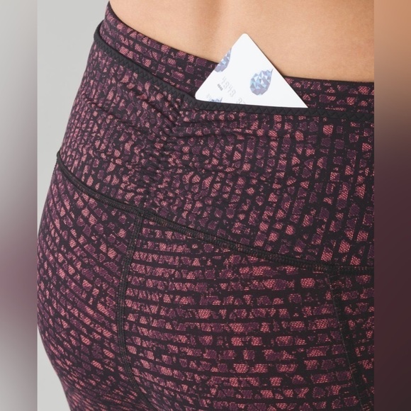 Lululemon Mesh Outrun 17” Crop Leggings in Shatter Weave Dust Coral Plum / Black - Picture 4 of 10